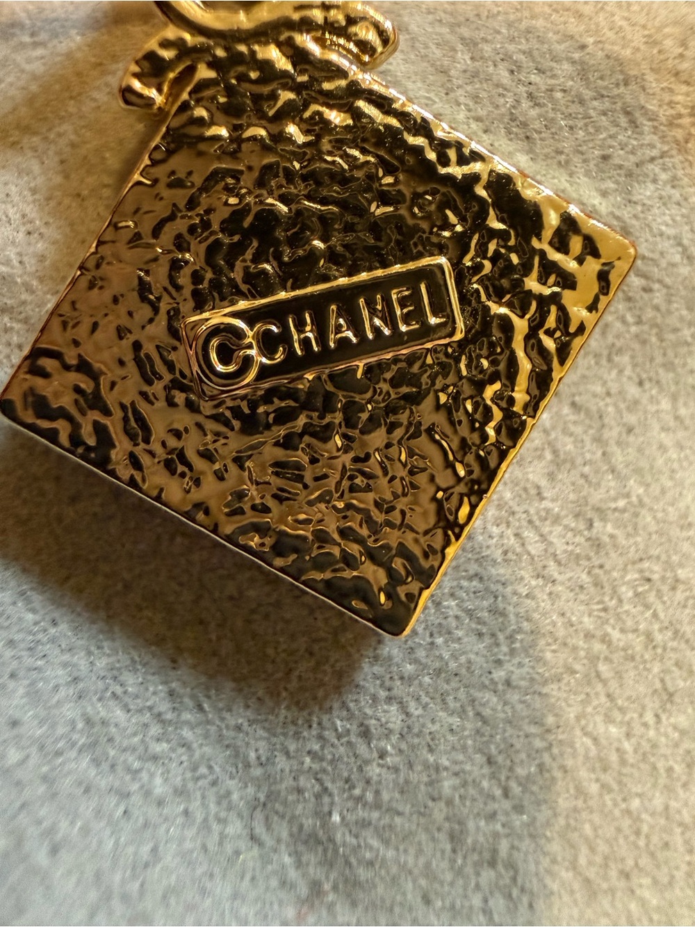 CHANEL Two-Style Pearl and Gold Toggle Necklace - White & Gold - Picture 2 of 2